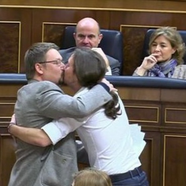 El bebé, la coleta y el beso